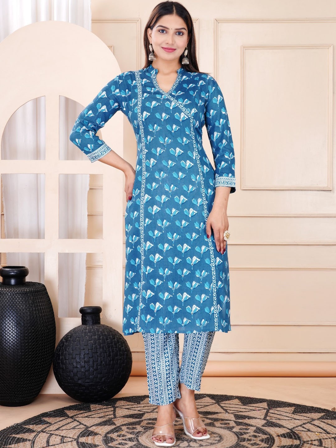 

DHROOV TARA Ethnic Motifs Printed Straight Kurta with Trousers, Blue