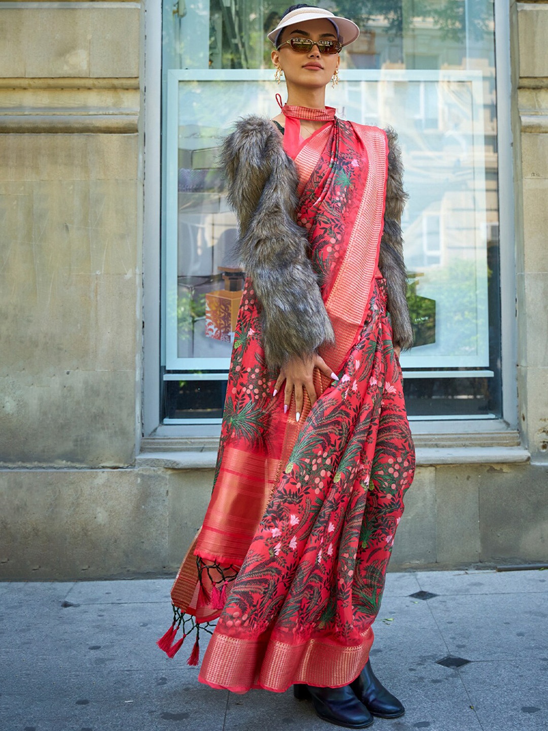 

DEVATITHI Floral Printed Zari Organza Saree, Red
