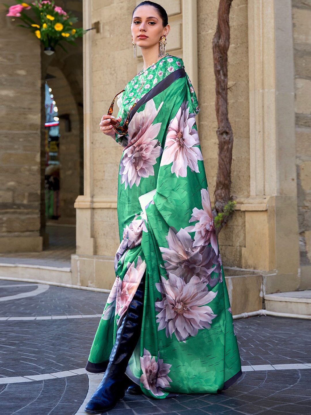 

DEVATITHI Floral Printed Saree, Green