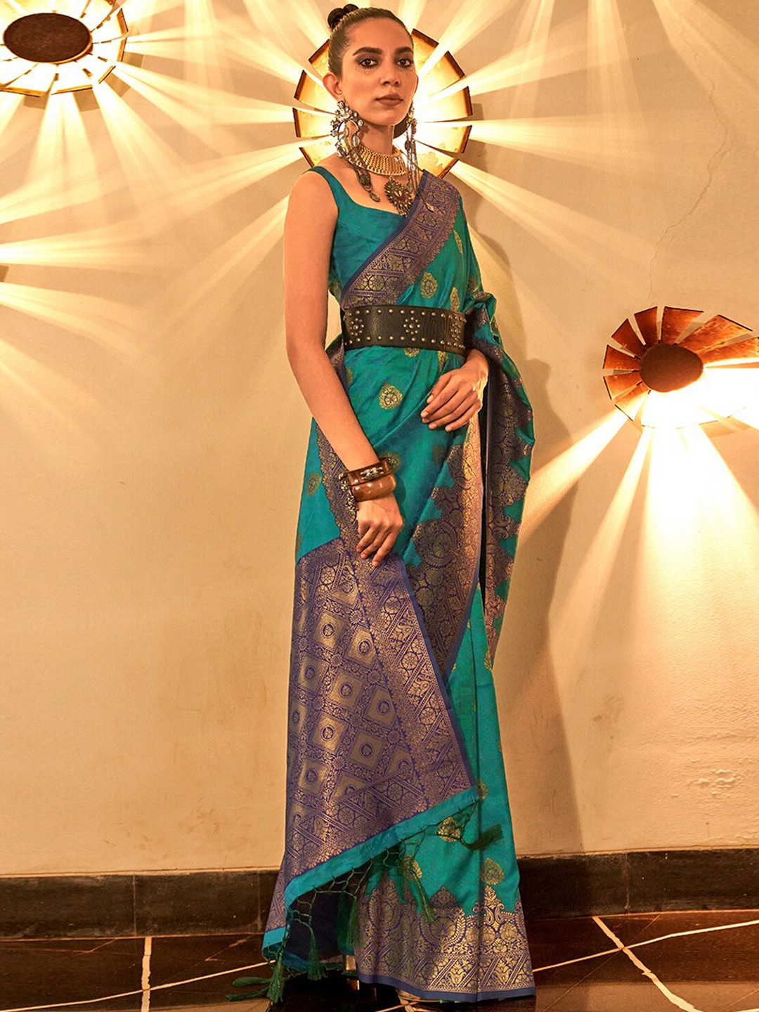 

DEVATITHI Ethnic Woven Design Zari Banarasi Saree, Green