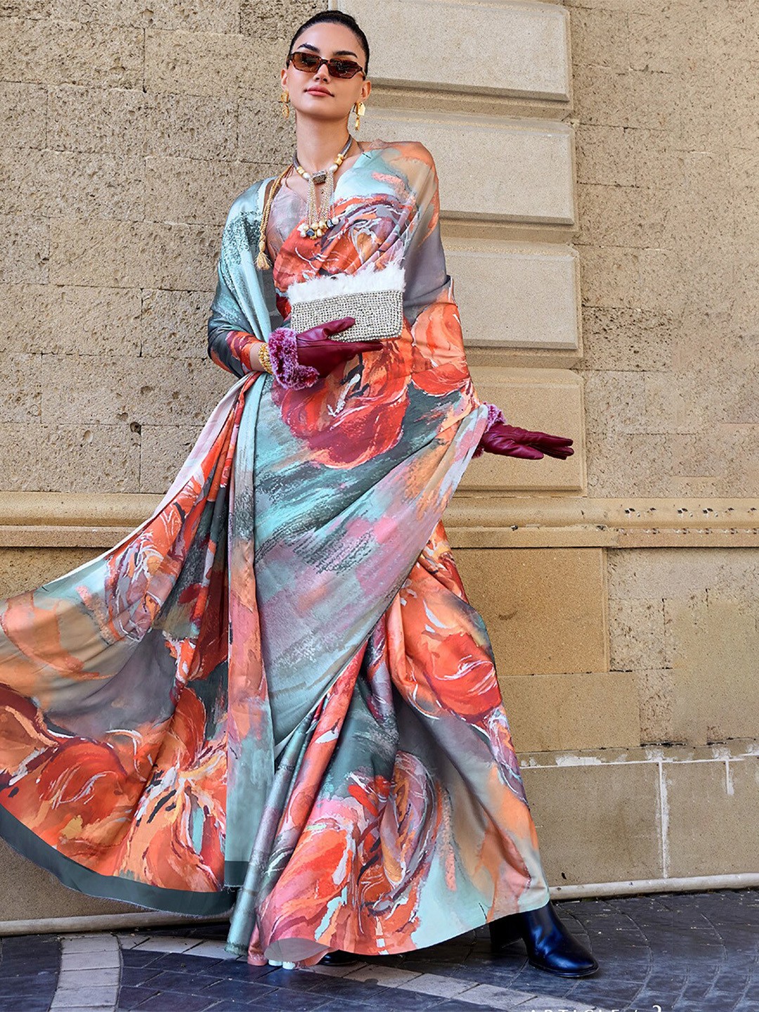 

DEVATITHI Floral Printed Saree, Red