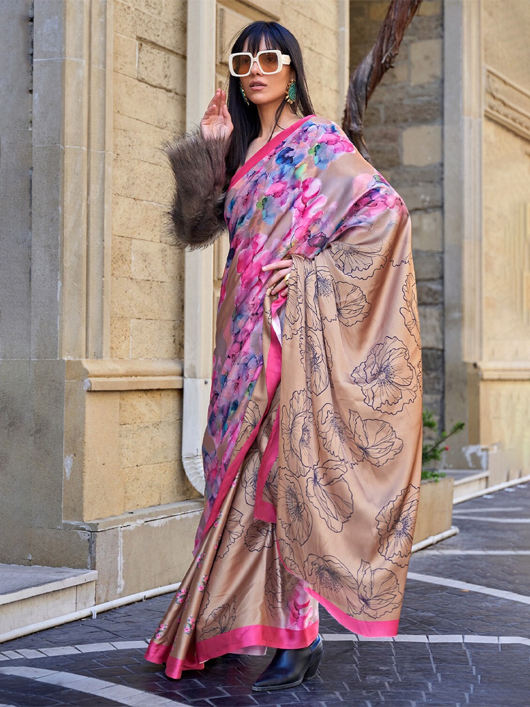 

DEVATITHI Floral Printed Saree, Pink