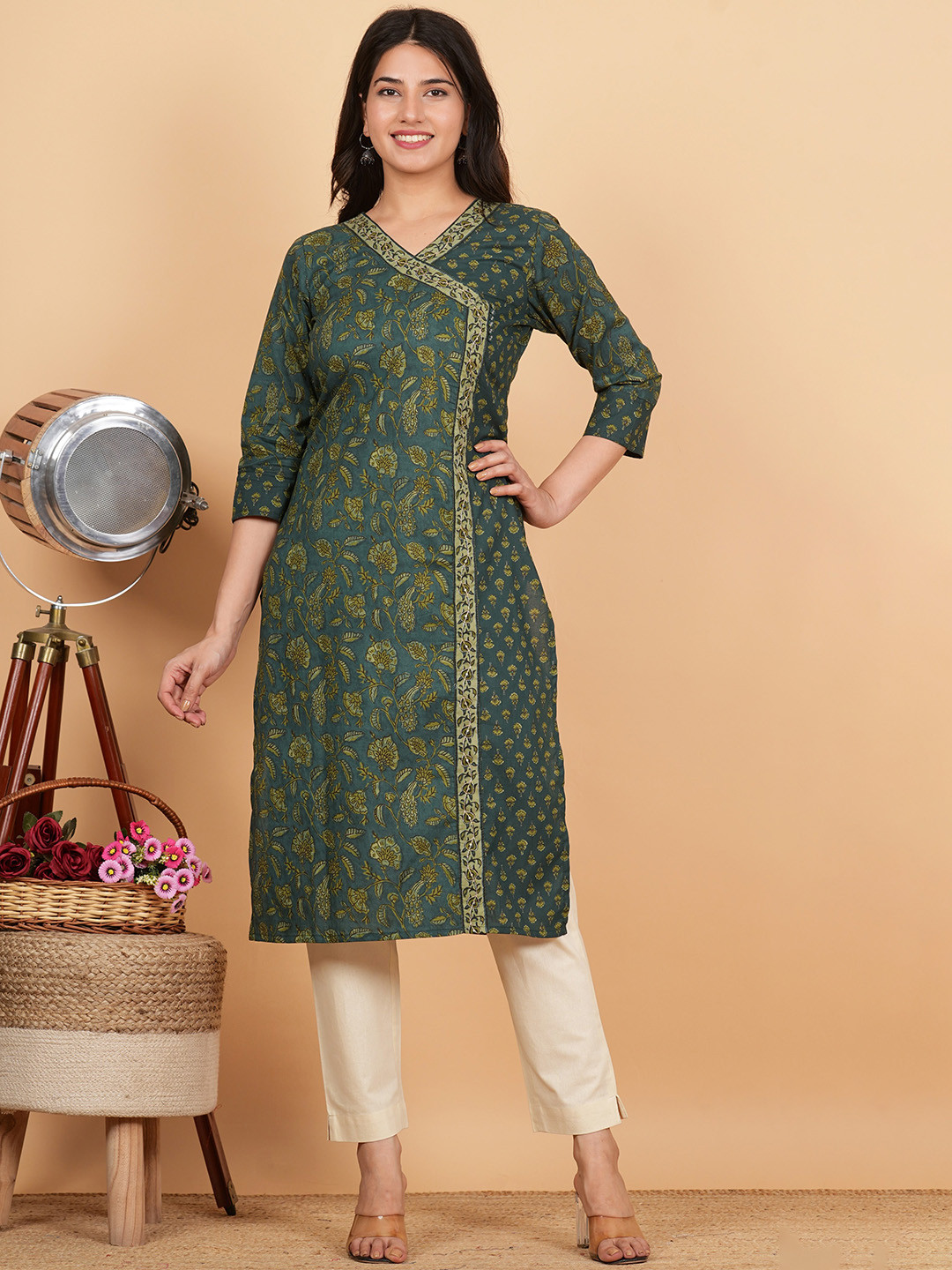 

Vbuyz Floral Printed Sequinned Cotton Angrakha Kurta, Green