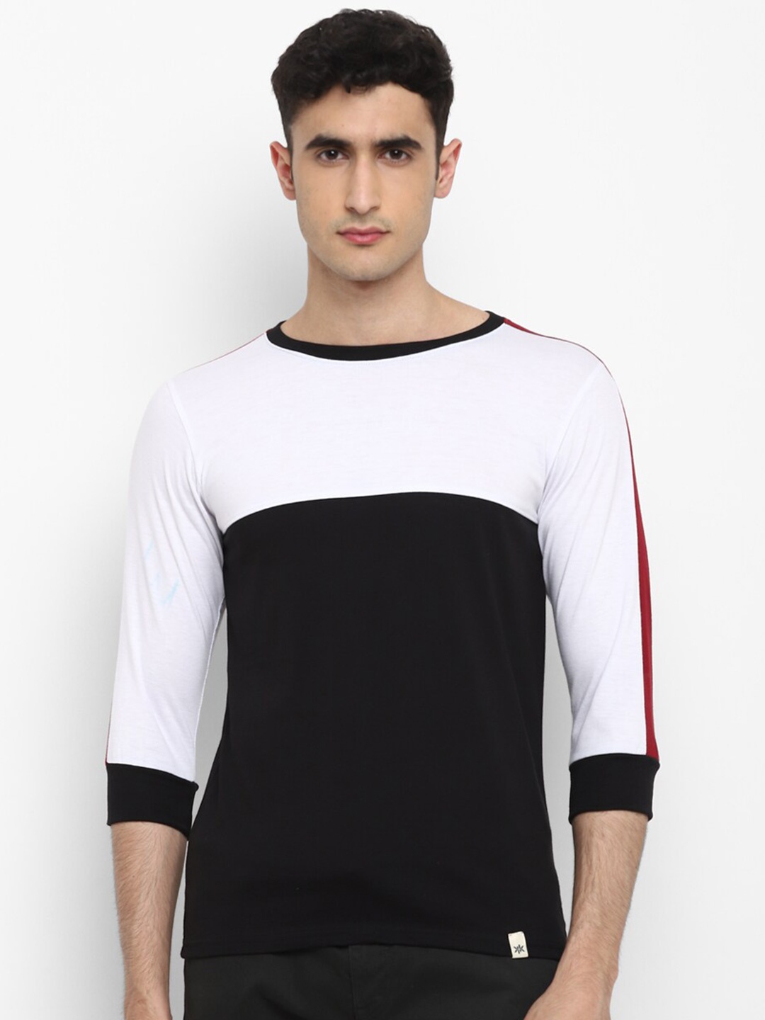 

Bukkl Colourblocked Slim Fit Cotton T-shirt, Black