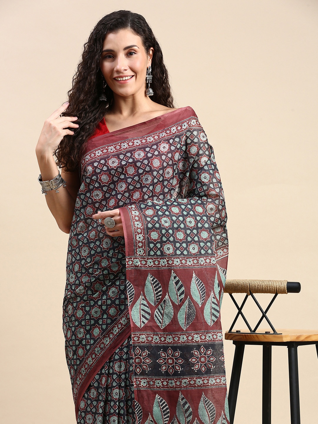 

SHANVIKA Geometric Print Pure Cotton Saree, Grey