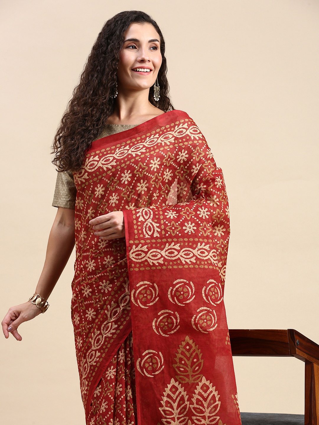 

SHANVIKA Batik Printed Pure Cotton Saree, Red