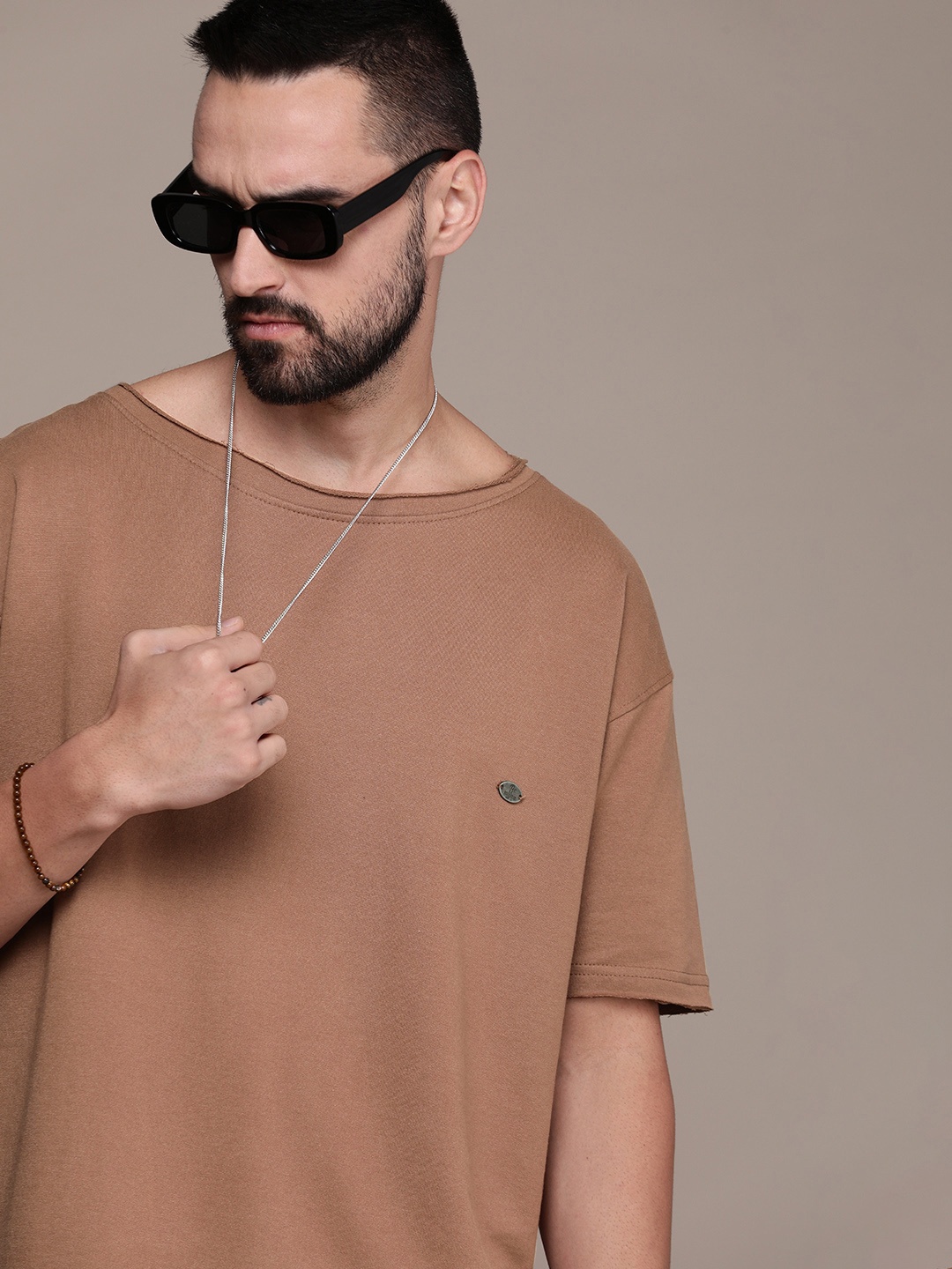 

Roadster Men Solid T-shirt, Brown