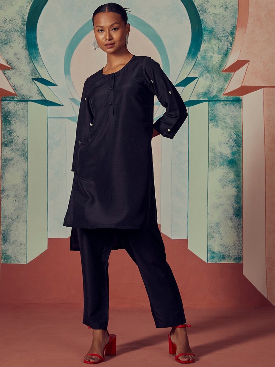 

Stylefables Round Neck Ethnic Tunic & Mid-Rise Trouser, Black