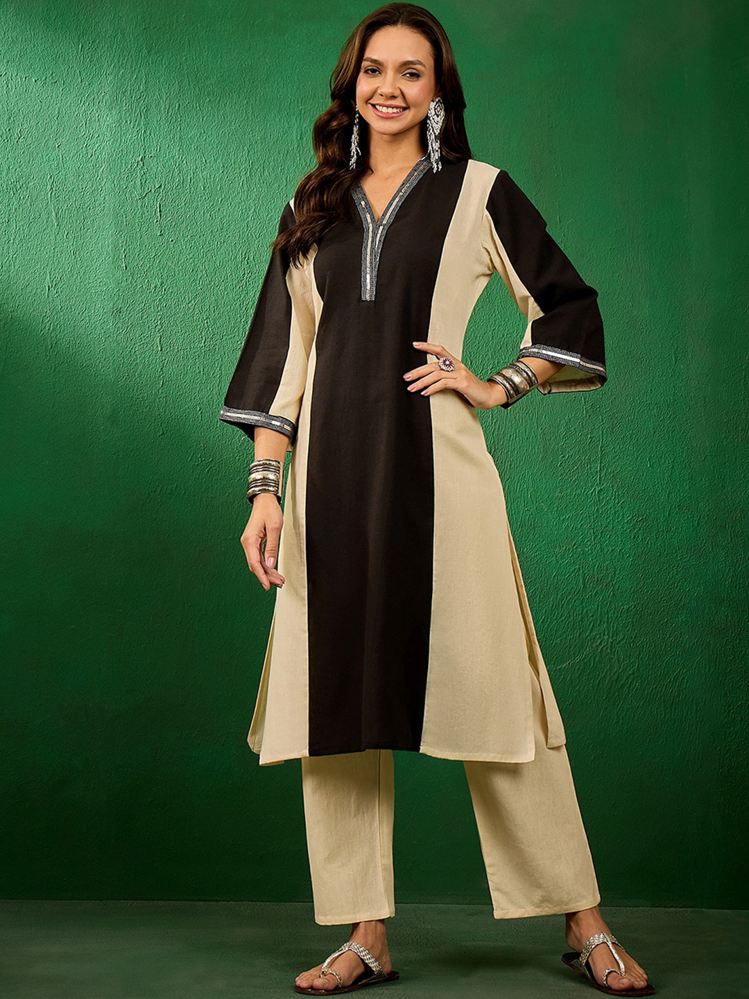 

Sangria Colourblocked Cotton V-Neck Kurta With Trousers, Black