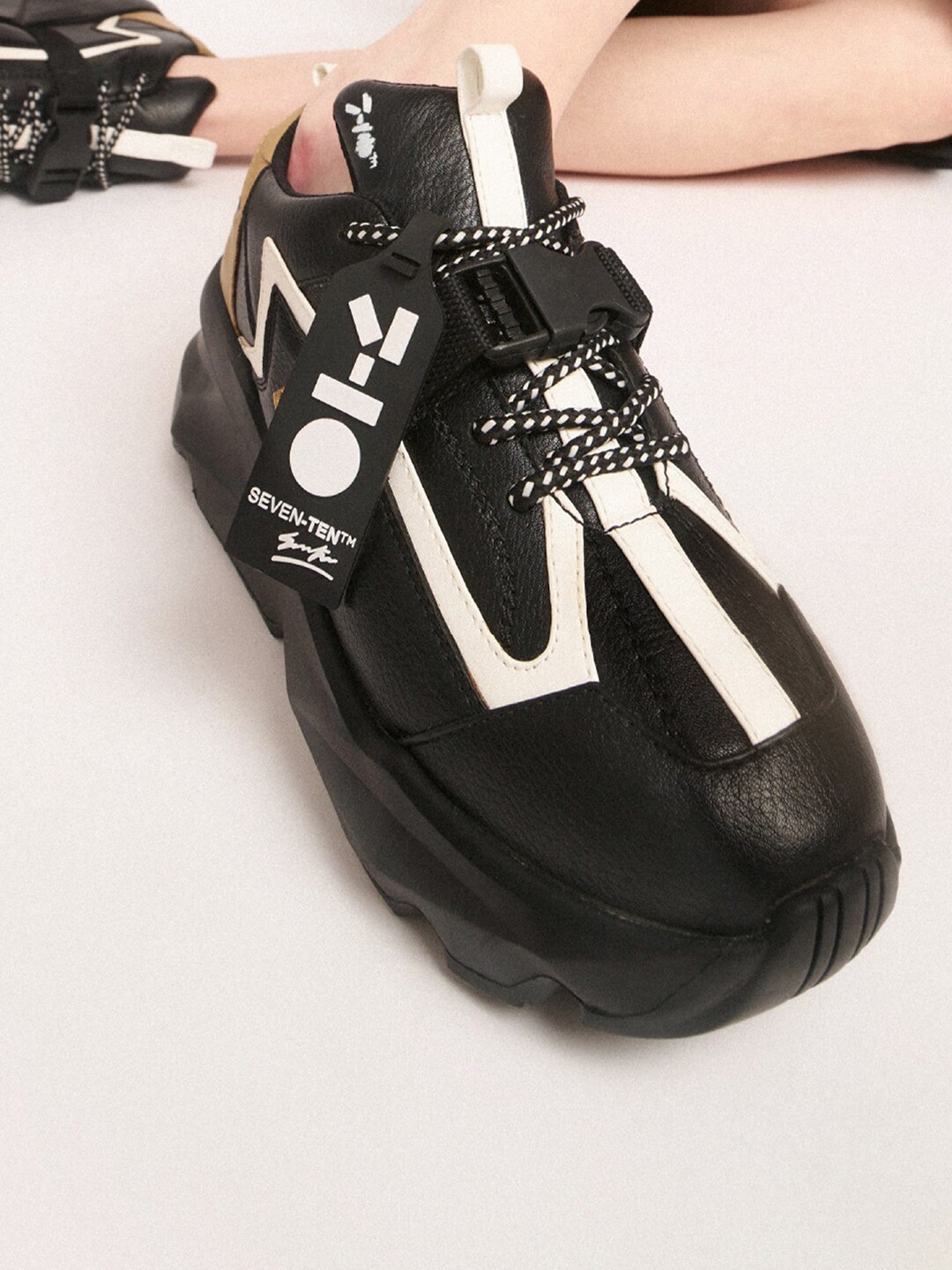 

7-10 Women Printed Lace Up Sneakers, Black