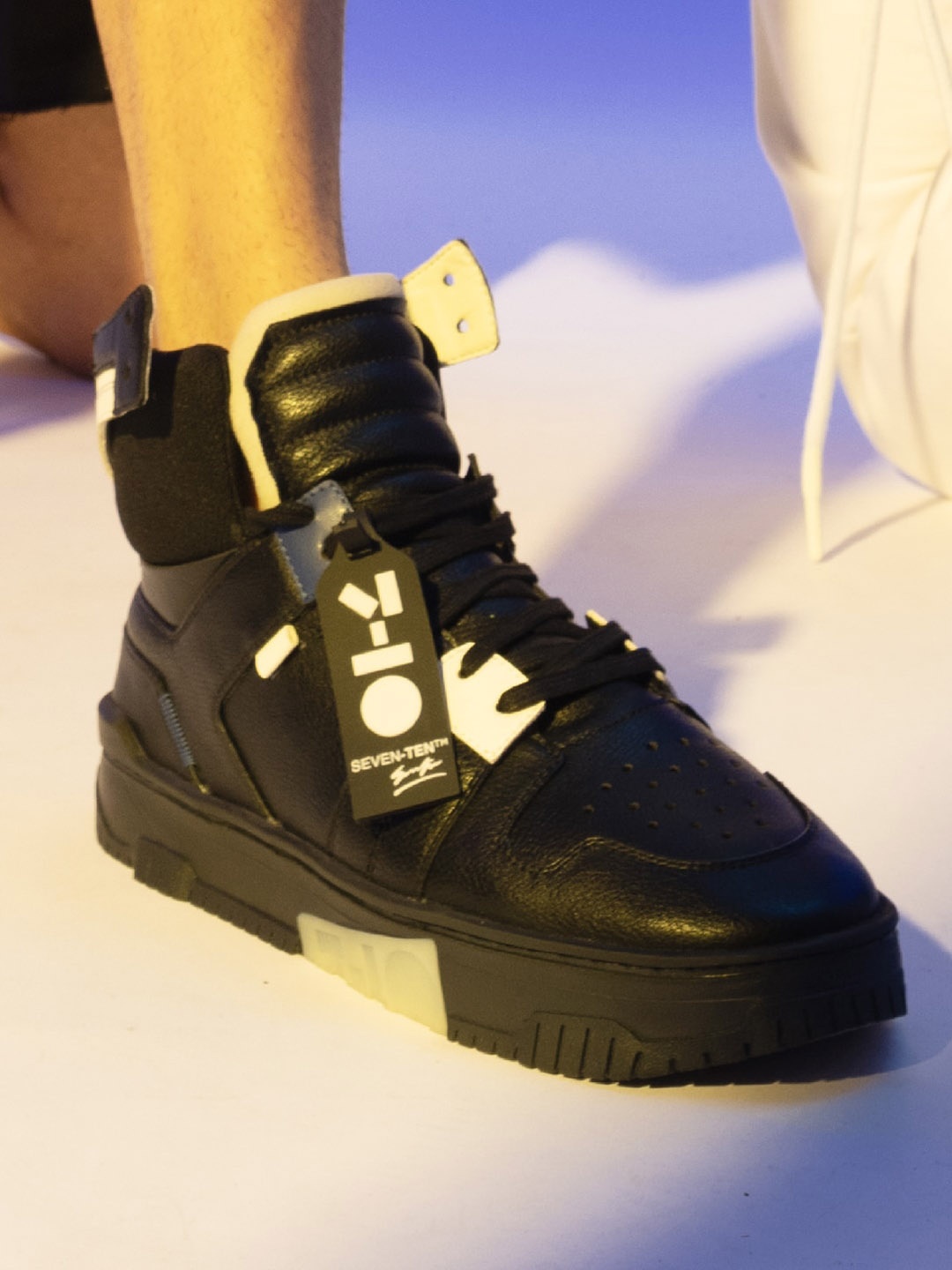 

7-10 Men Textured Lace Up Sneakers, Black