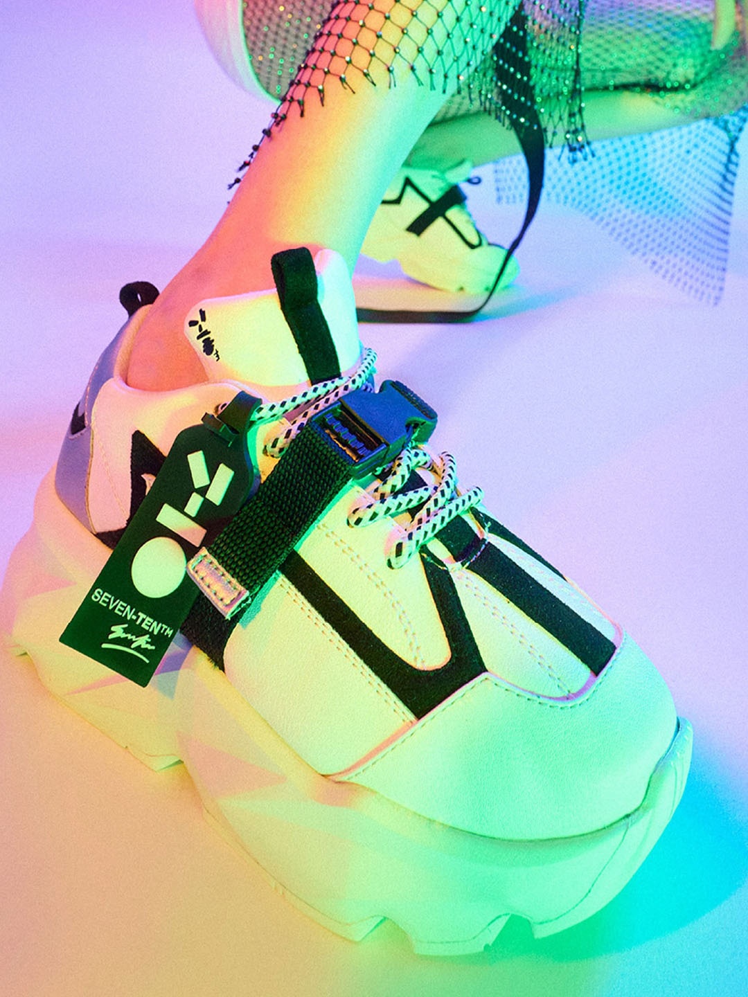 

7-10 Women Striped Lace Up Sneakers, White