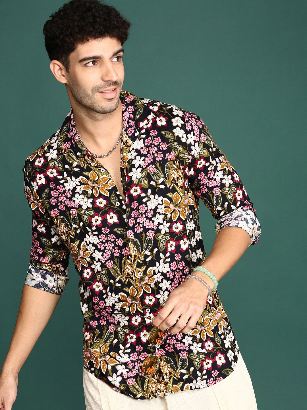 

Sangria Floral Printed Spread Collar Casual Shirt, Black