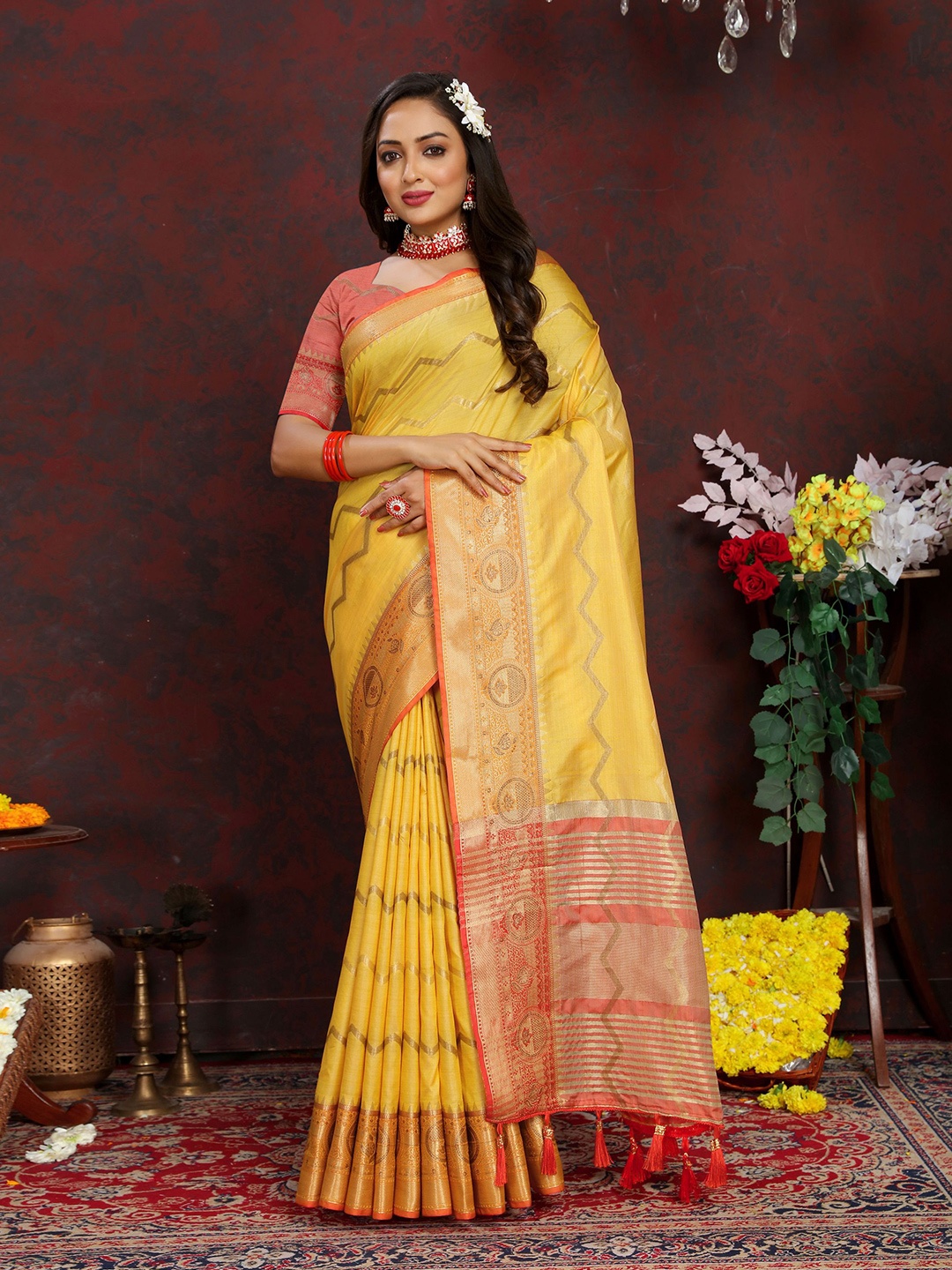

DIVASTRI Geometric Woven Design Zari Silk Cotton Banarasi Saree, Yellow
