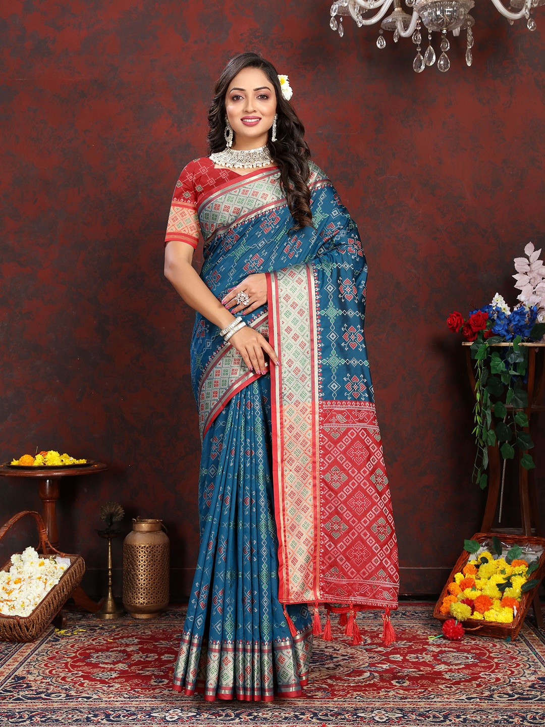 

DIVASTRI Ethnic Motifs Woven Design Zari Pure Silk Patola Saree, Navy blue