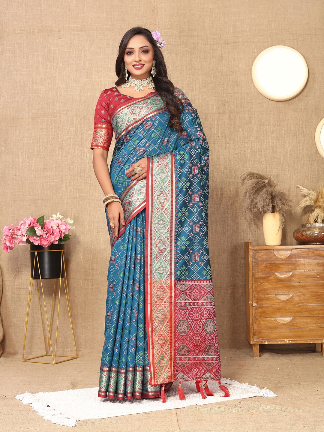 

DIVASTRI Ethnic Motifs Woven Design Zari Pure Silk Patola Saree, Navy blue