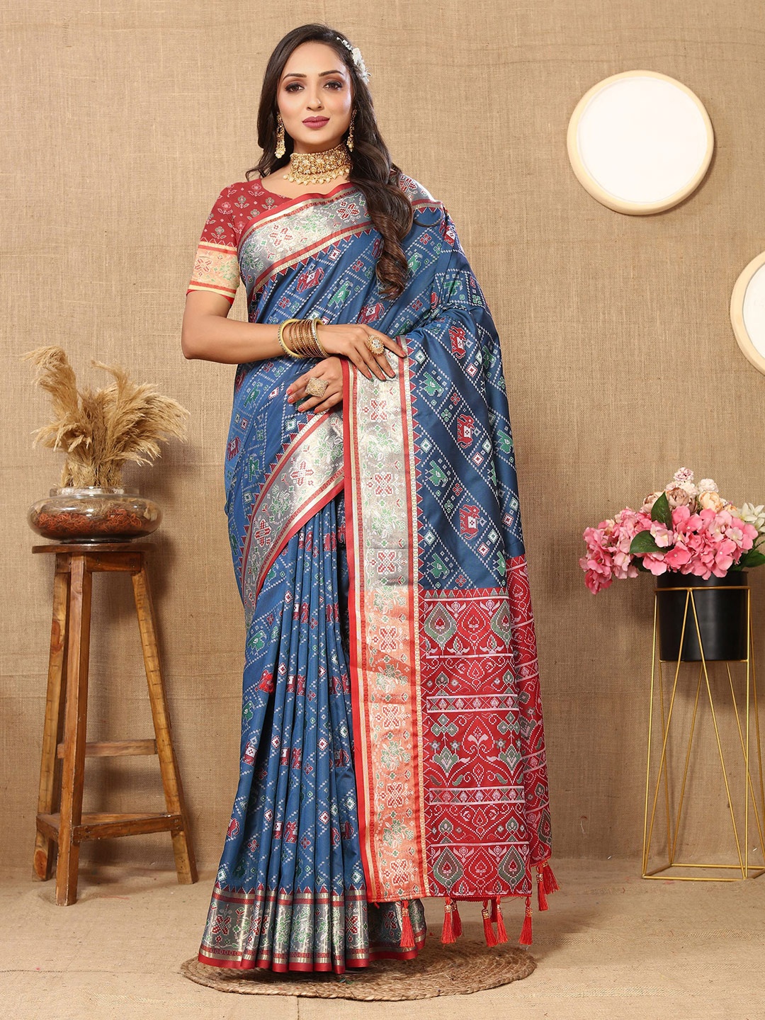 

DIVASTRI Ethnic Motifs Woven Design Zari Pure Silk Patola Saree, Navy blue
