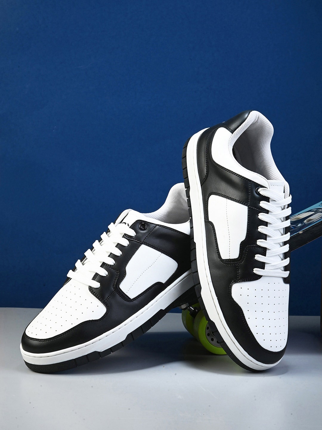 

HRX by Hrithik Roshan GAMESCAPE Men White & Black Colourblocked Lightweight Sneakers