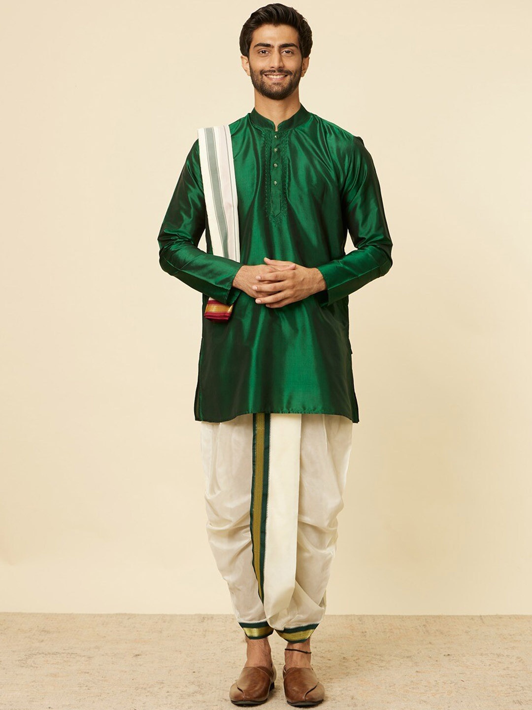 

Manyavar Mandarin Collar Straight Kurta With Panchakattu & Angavastram, Green