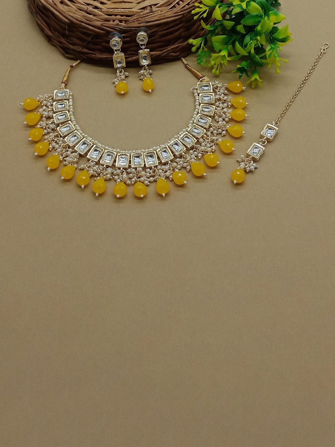 

AASHISH IMITATION Gold-Plated Kundan-Studded & Beaded Jewellery Set