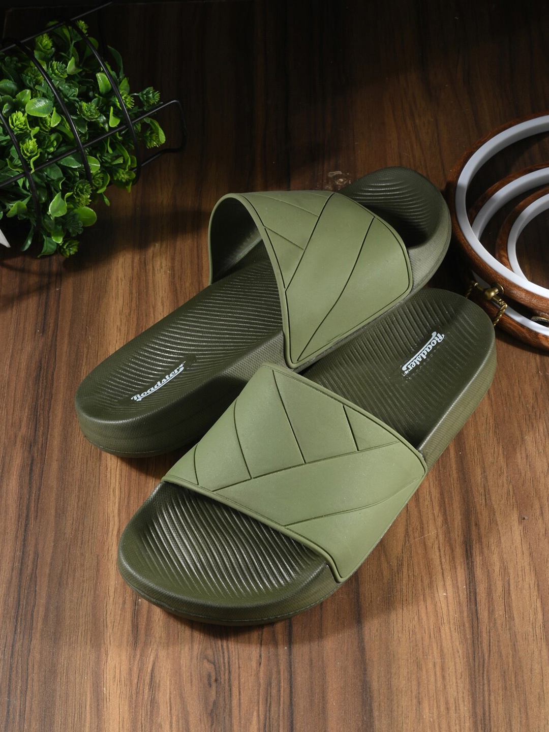 

The Roadster Lifestyle Co. Men Olive Textured Slider