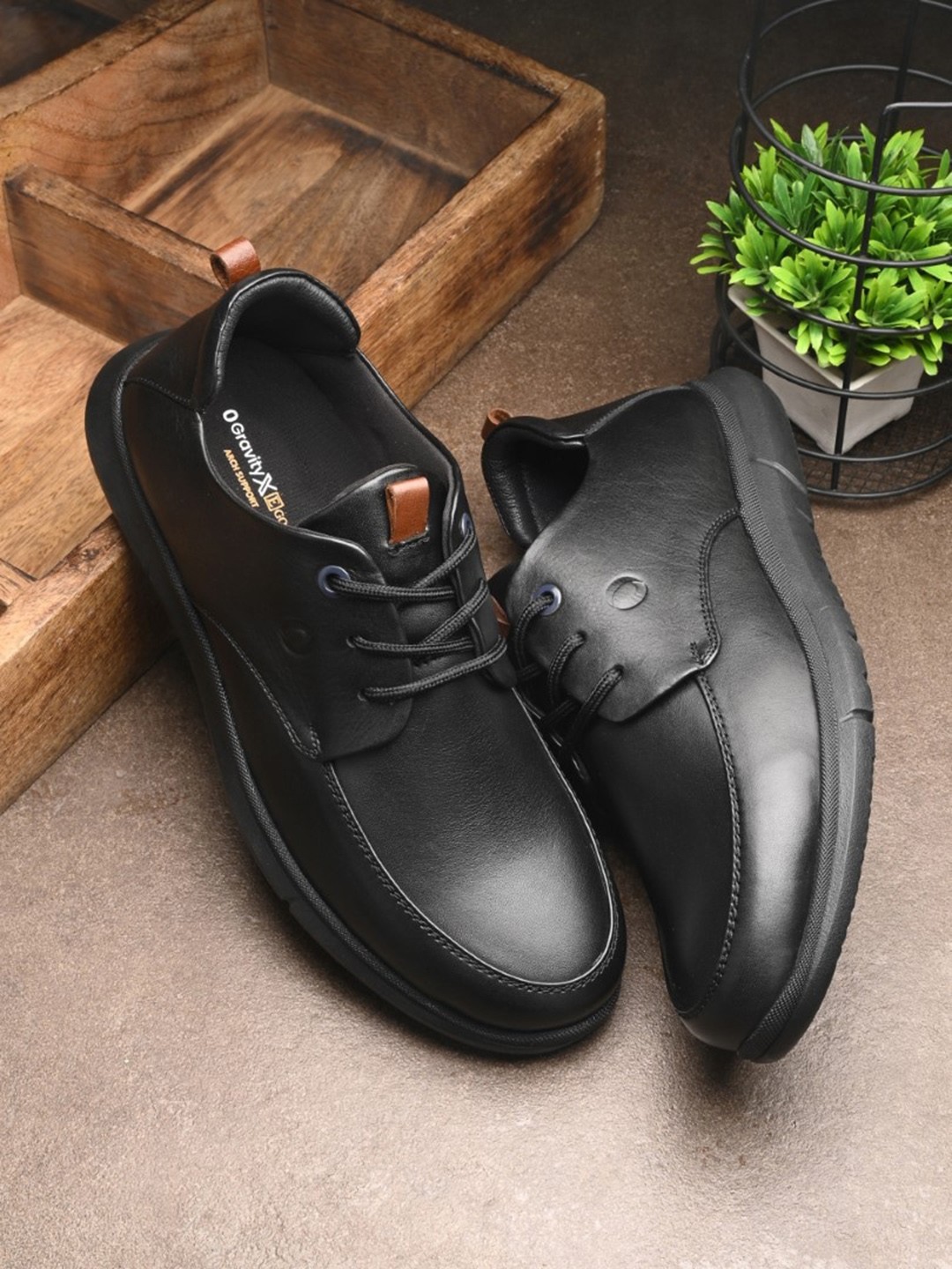 

Egoss Men Textured Round Toe Lightweight Leather Sneakers, Black