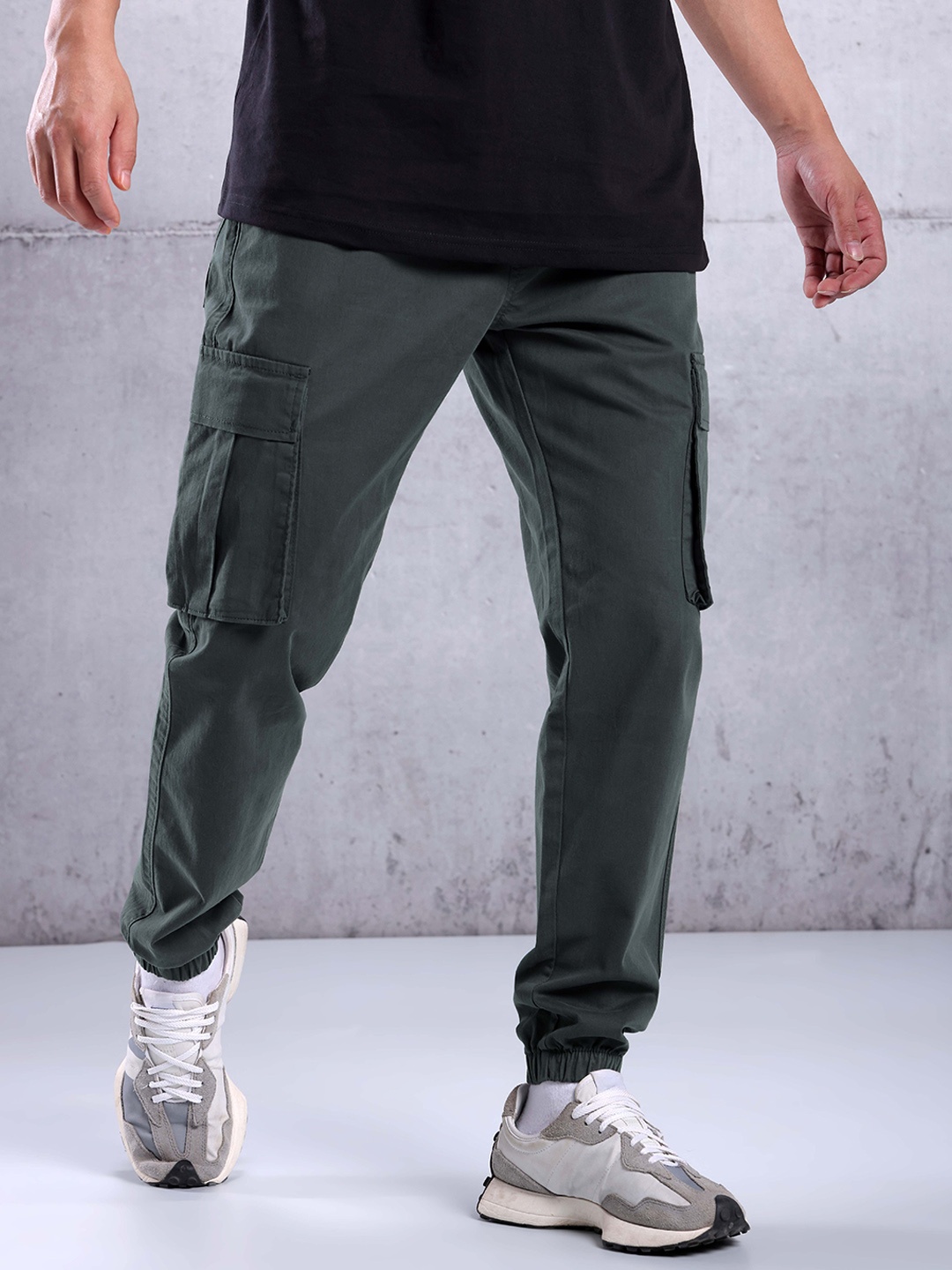 

Beyoung Men Relaxed Low-Rise Cargos Cotton Trousers, Grey