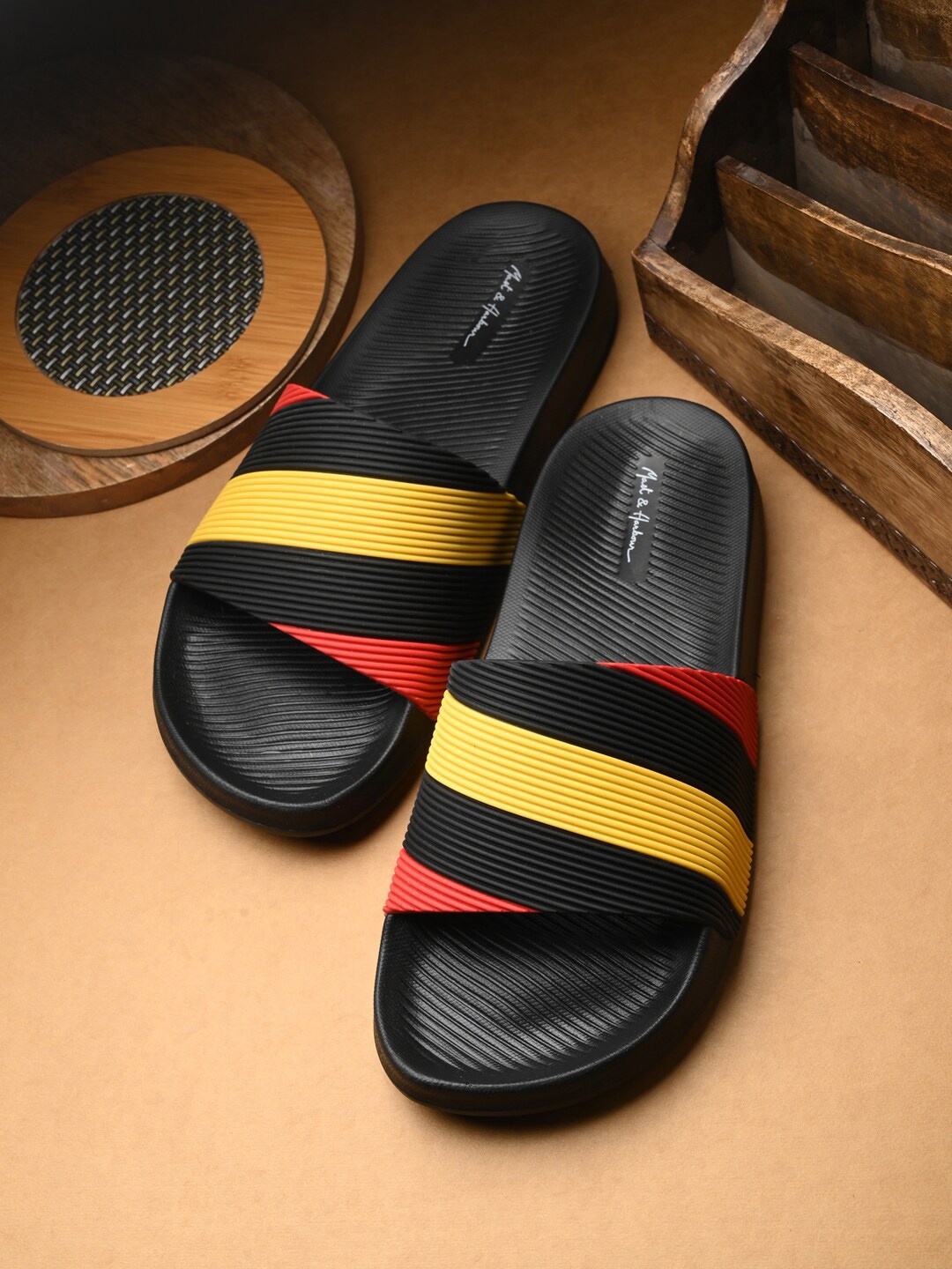 

Mast & Harbour Black Men Colourblocked Sliders