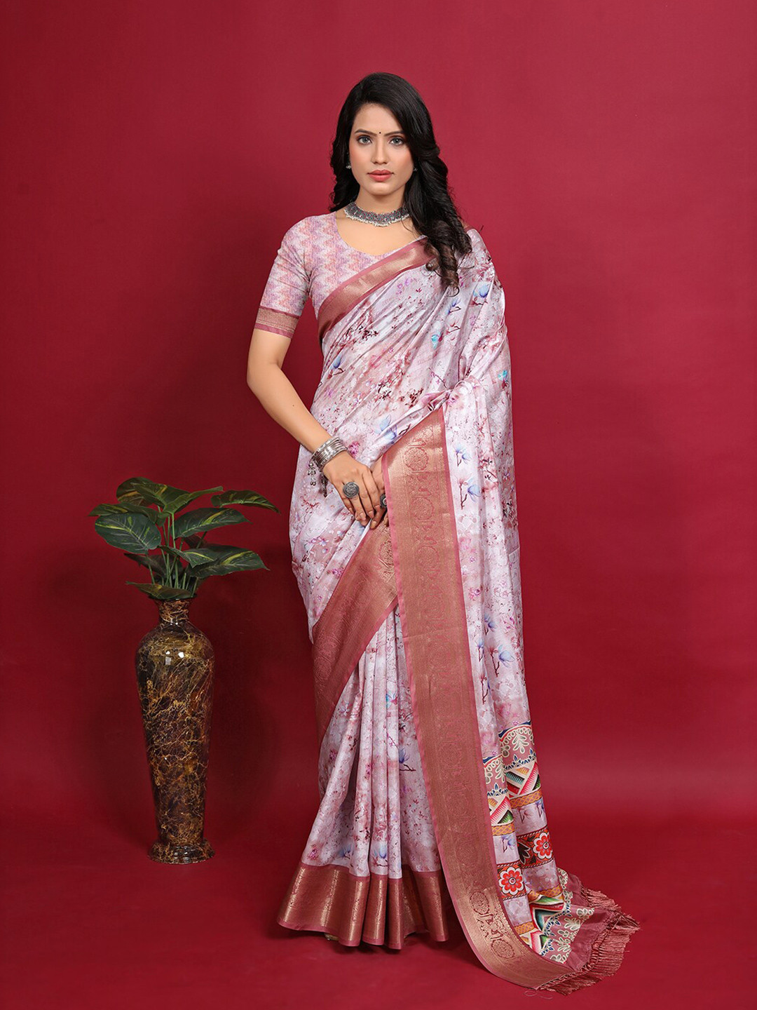 

Pionex Floral Printed Zari Linen Blend Banarasi Party Wear Saree, Magenta