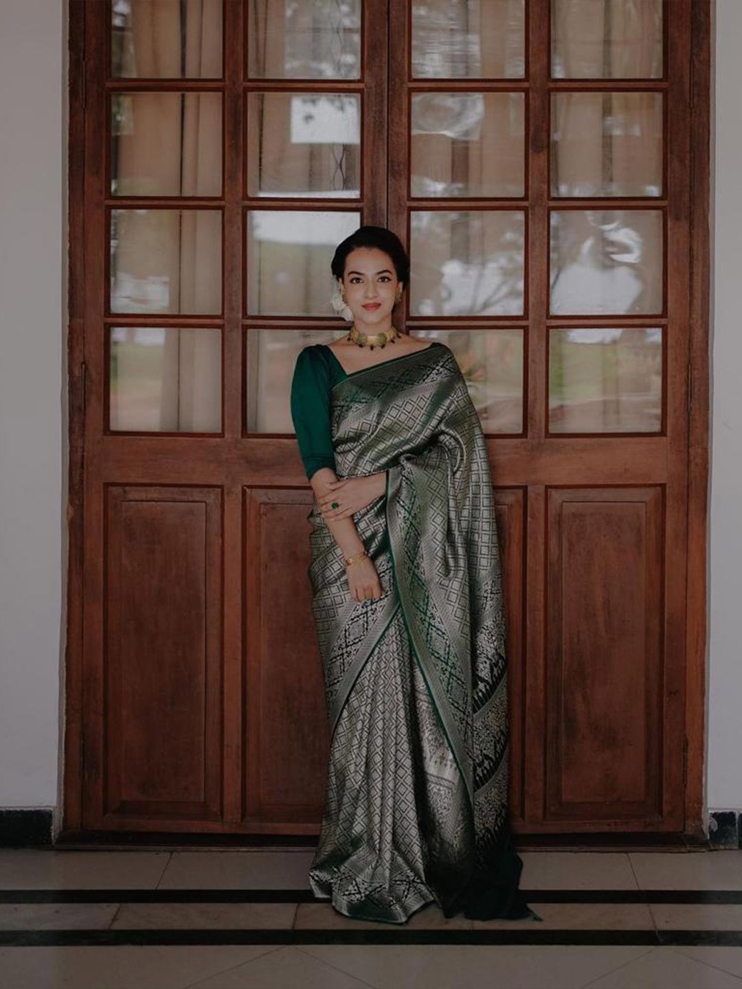 

MORLY Ethnic Motifs Woven Design Zari Kanjeevaram Saree, Green