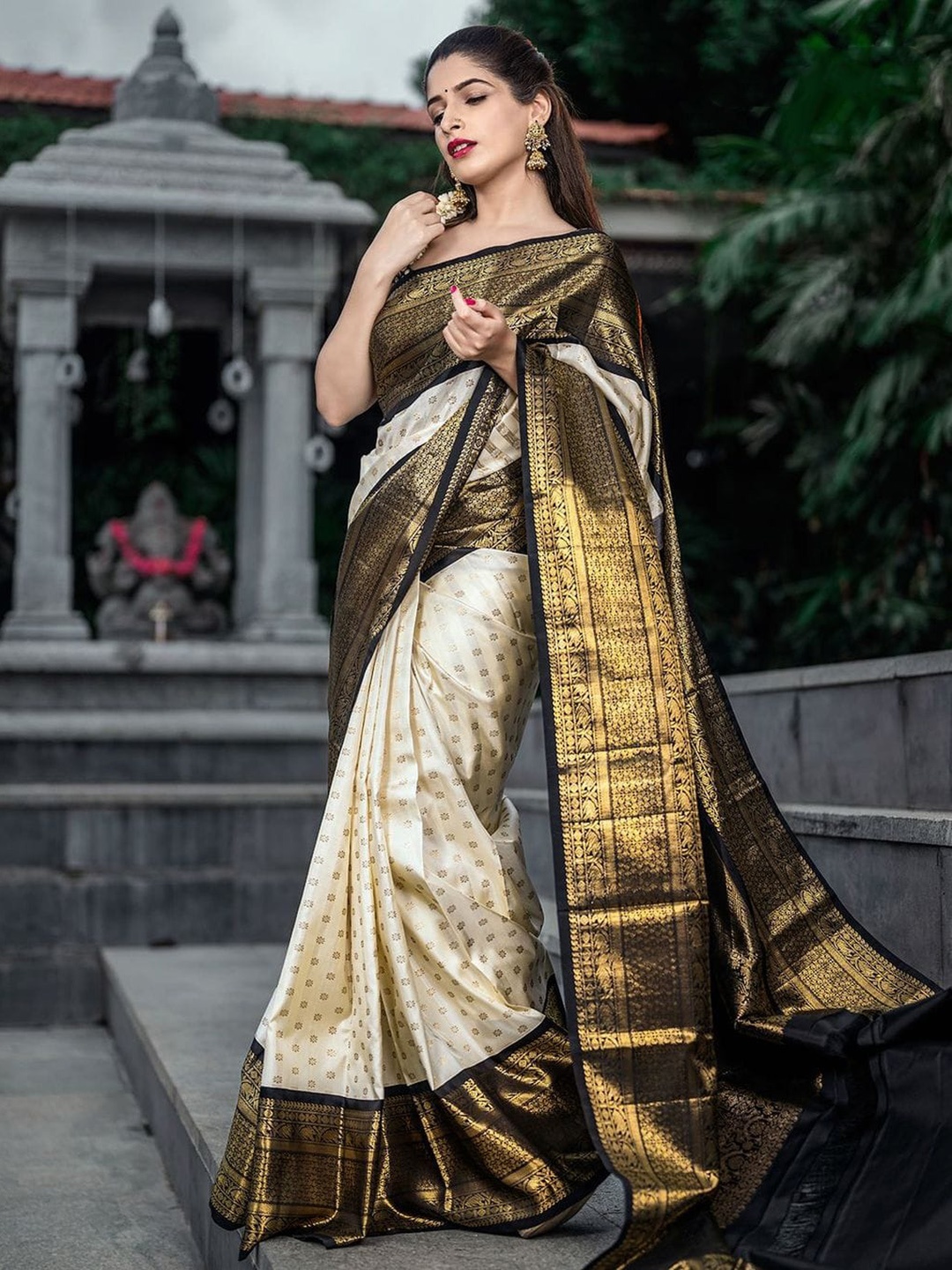 

MORLY Ethnic Motifs Woven Design Zari Kanjeevaram Saree, Beige