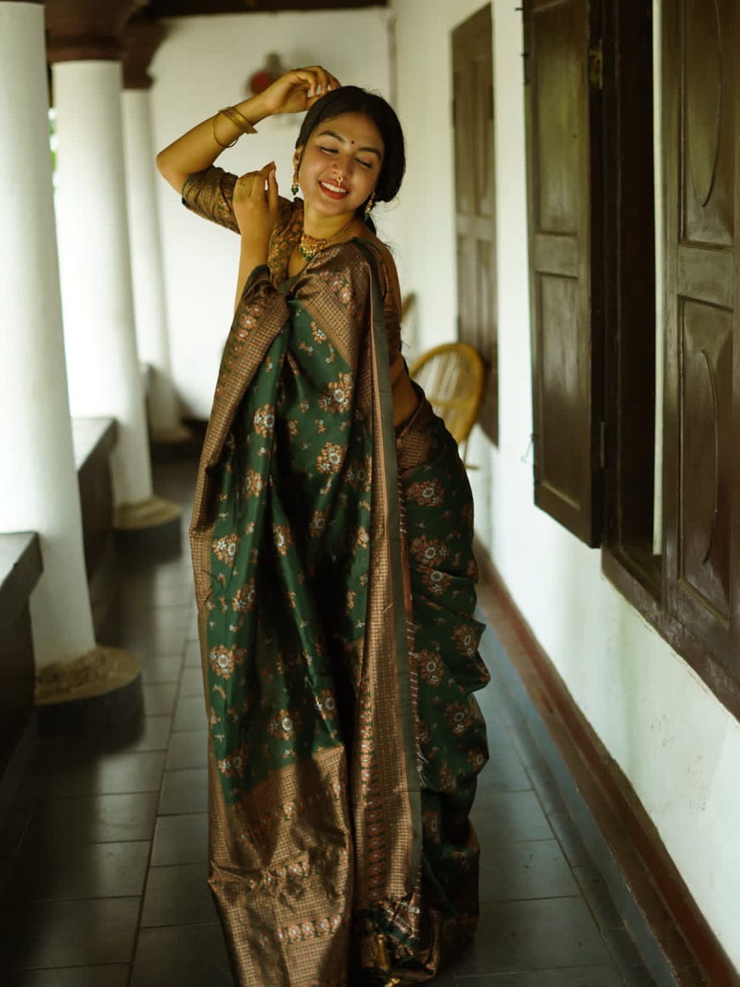 

MORLY Ethnic Motifs Woven Design Zari Kanjeevaram Saree, Green