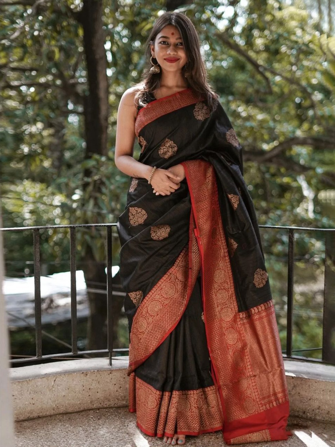 

MORLY Ethnic Motifs Woven Design Zari Kanjeevaram Saree, Black