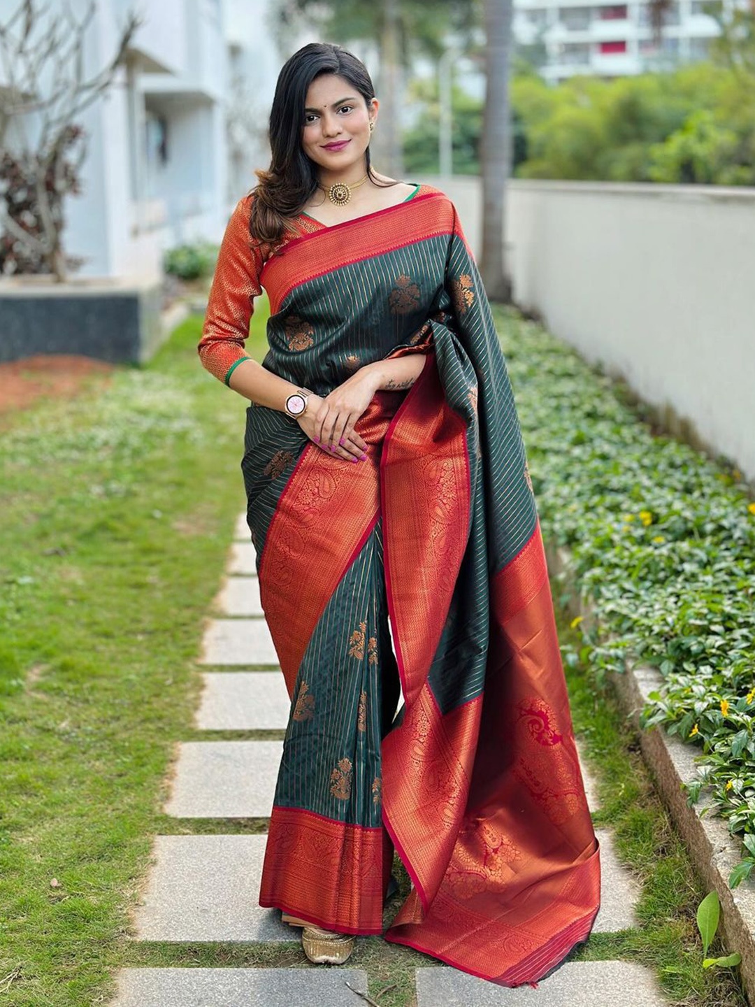 

MORLY Ethnic Motifs Woven Design Zari Kanjeevaram Saree, Green
