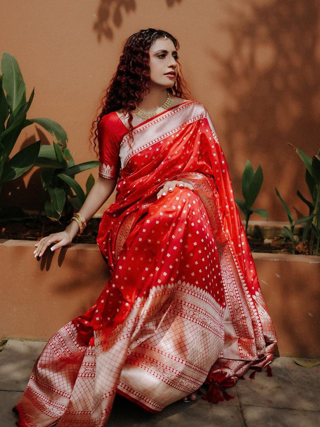 

MORLY Ethnic Motifs Woven Design Zari Kanjeevaram Saree, Red