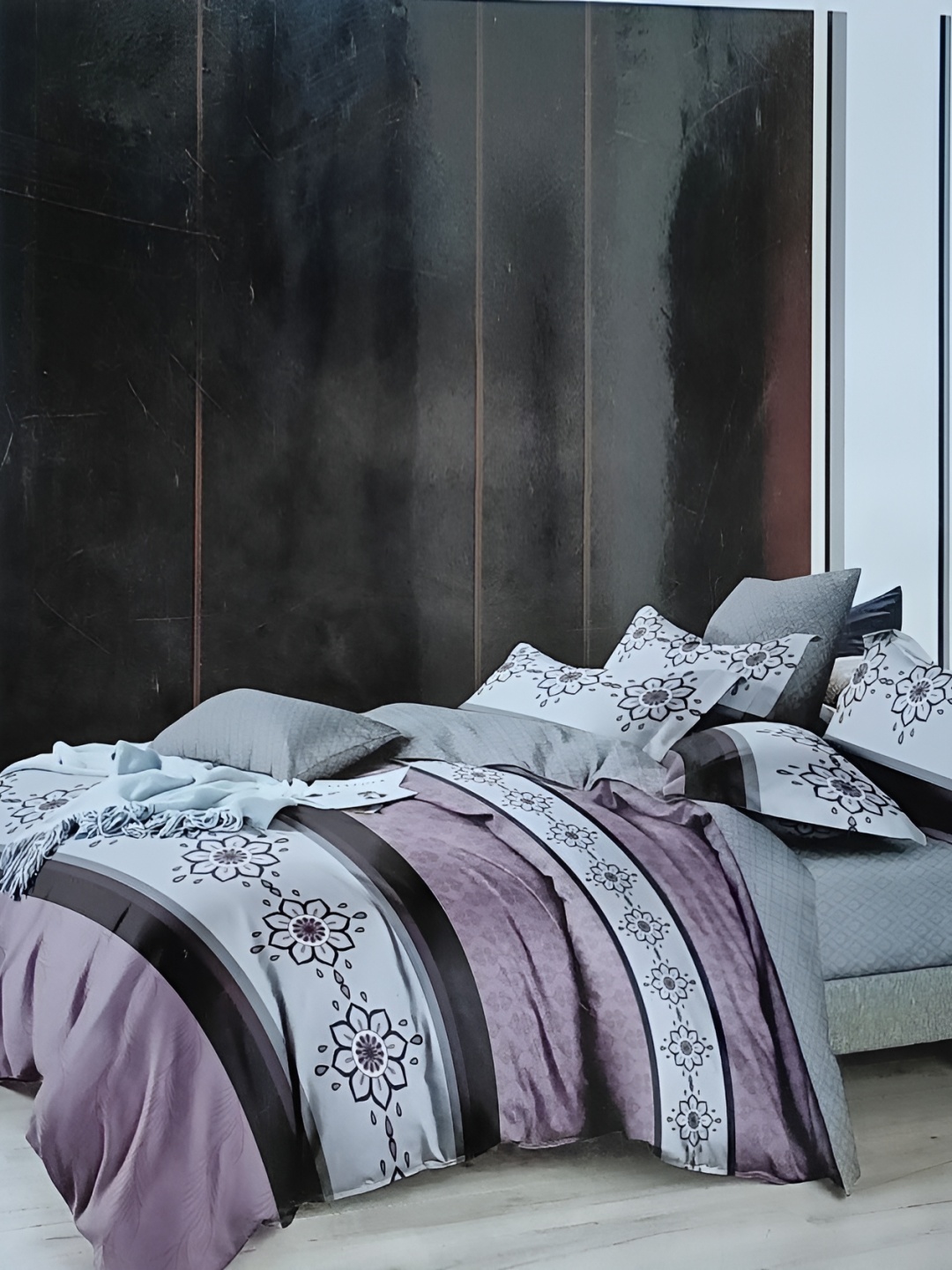 

Signature Purple & Grey Floral 160 TC King Bedsheet with 2 Pillow Covers