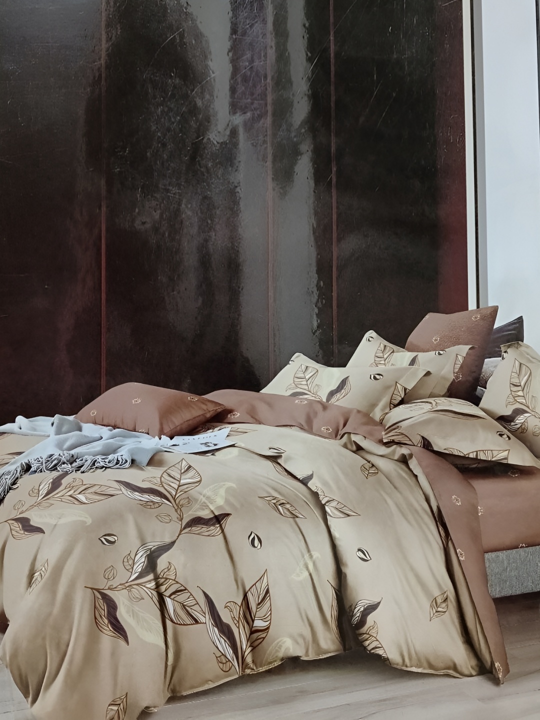 

Signature Beige & White Floral 160 TC King Bedsheet with 2 Pillow Covers