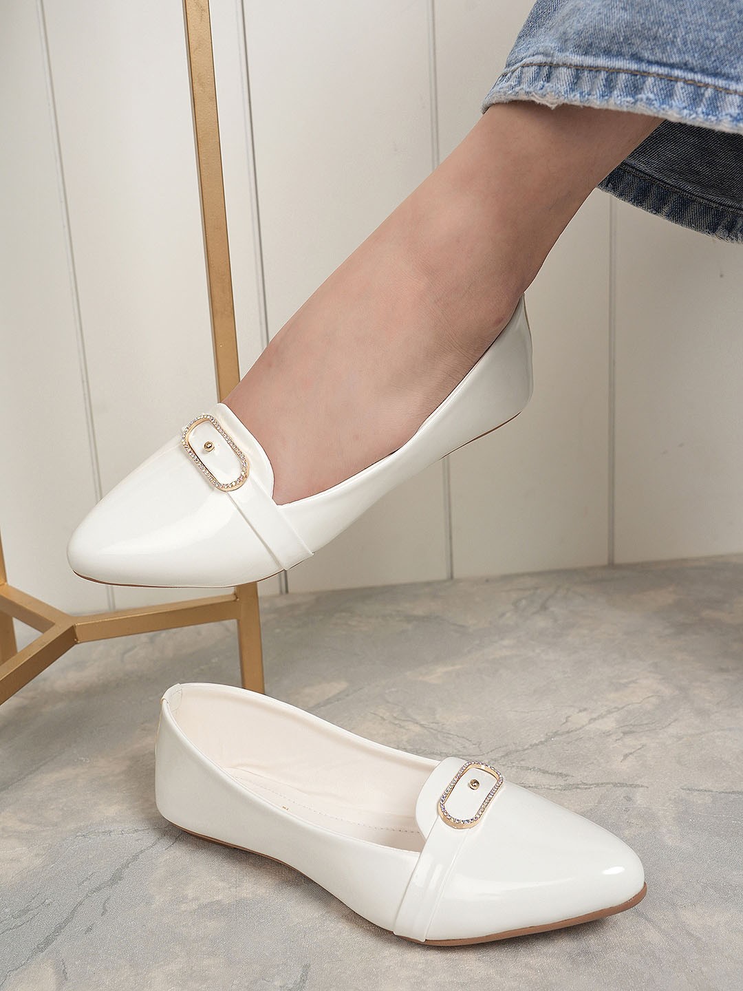 

DressBerry White Pointed Toe Embellished Ballerinas