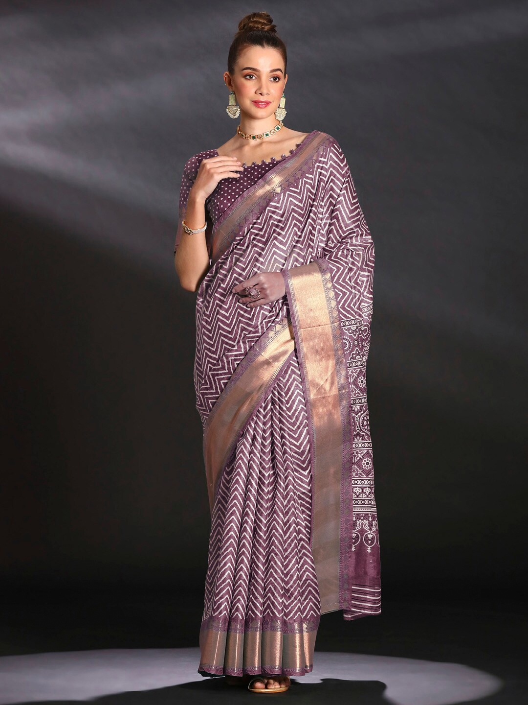 

Saree mall Geometric Printed Zari Sungudi Saree, Mauve