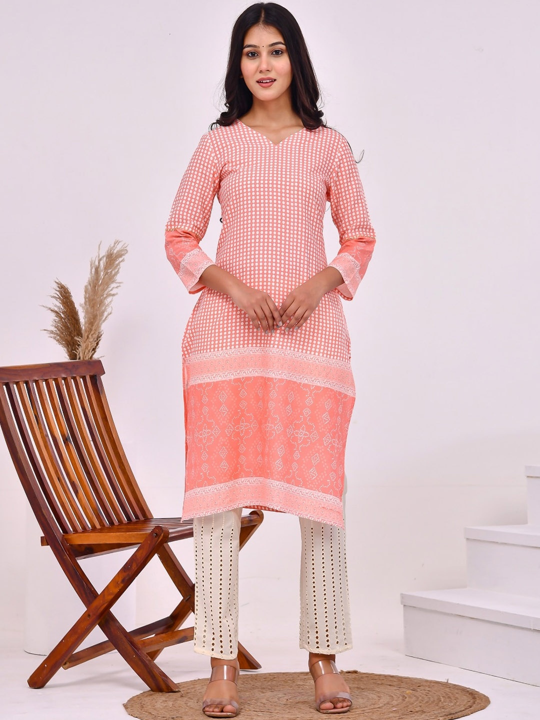 

Aspriya Ethnic Motifs Printed Straight Kurta With Trousers, Peach