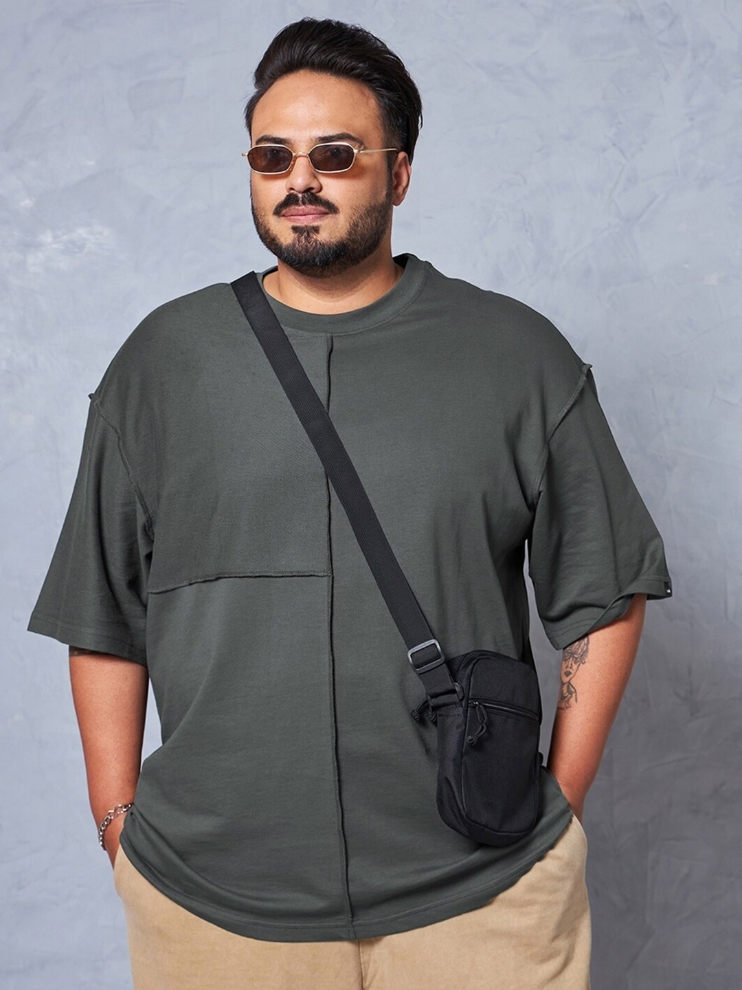 

Bewakoof Plus Drop-Shoulder Sleeves Round Neck Oversized T-shirt, Grey