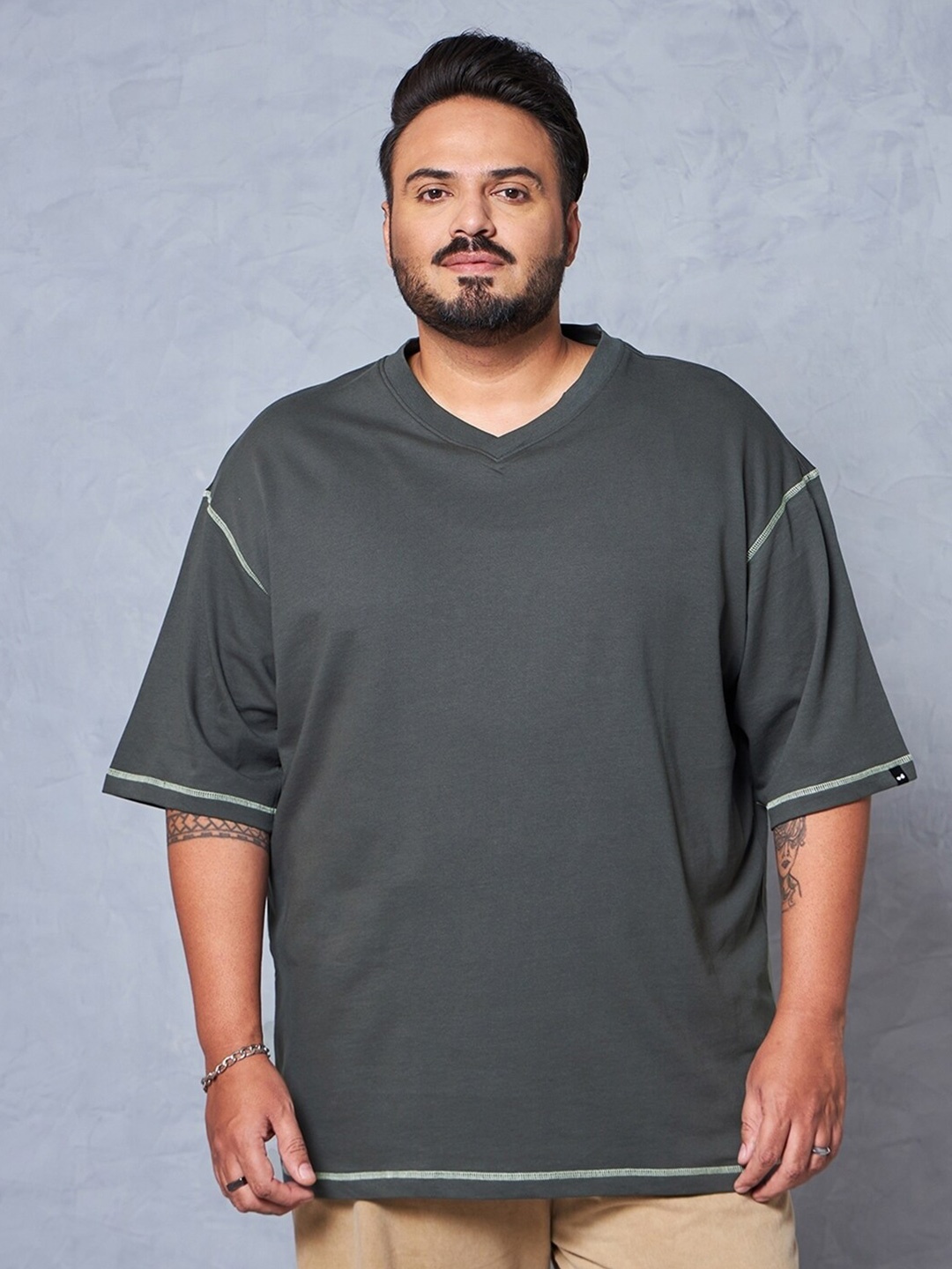 

Bewakoof Plus Drop-Shoulder Sleeves Cotton Oversized T-shirt, Grey