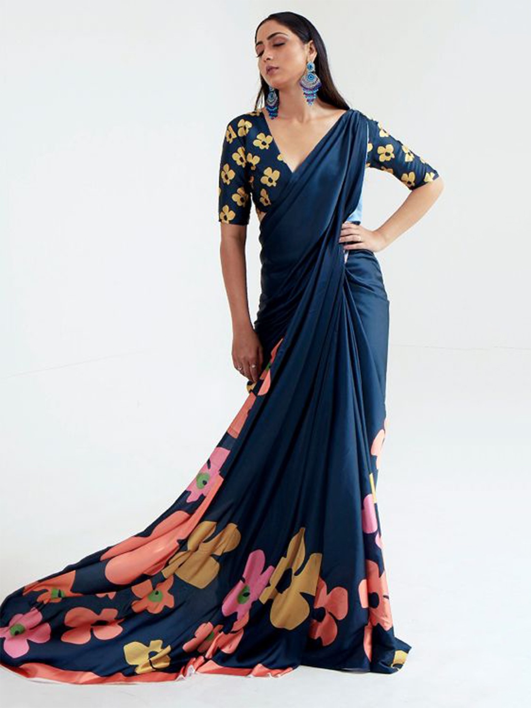 

DEVATITHI Floral Printed Saree, Blue