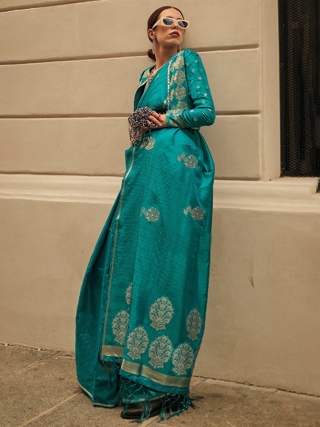 

DEVATITHI Ethnic Motifs Woven Design Zari Saree, Green