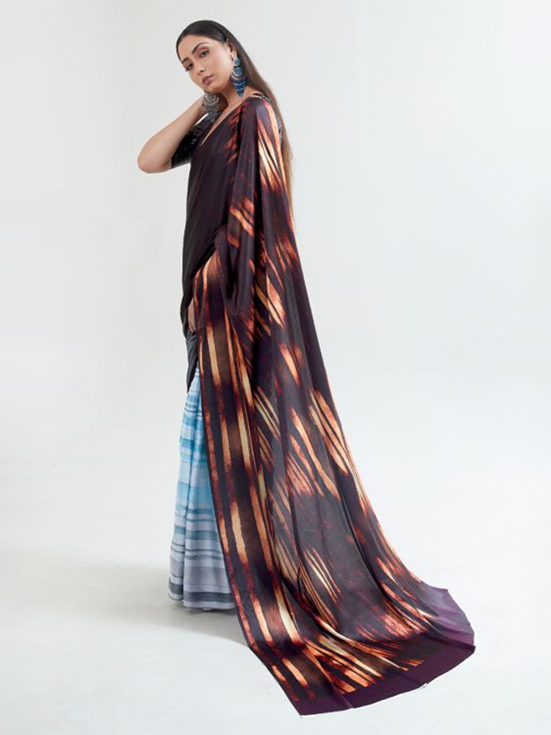 

DEVATITHI Abstract Printed Saree, Blue