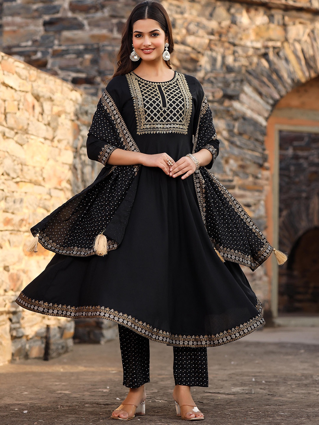 

AMIRAS INDIAN ETHNIC WEAR Floral Embroidered Anarkali Kurta with Palazzos & Dupatta, Black