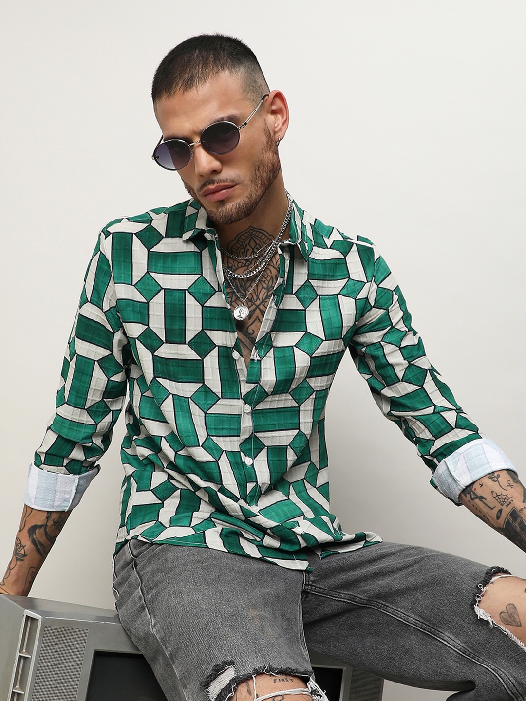 

Campus Sutra Classic Geometric Printed Spread Collar Curved Casual Shirt, Green