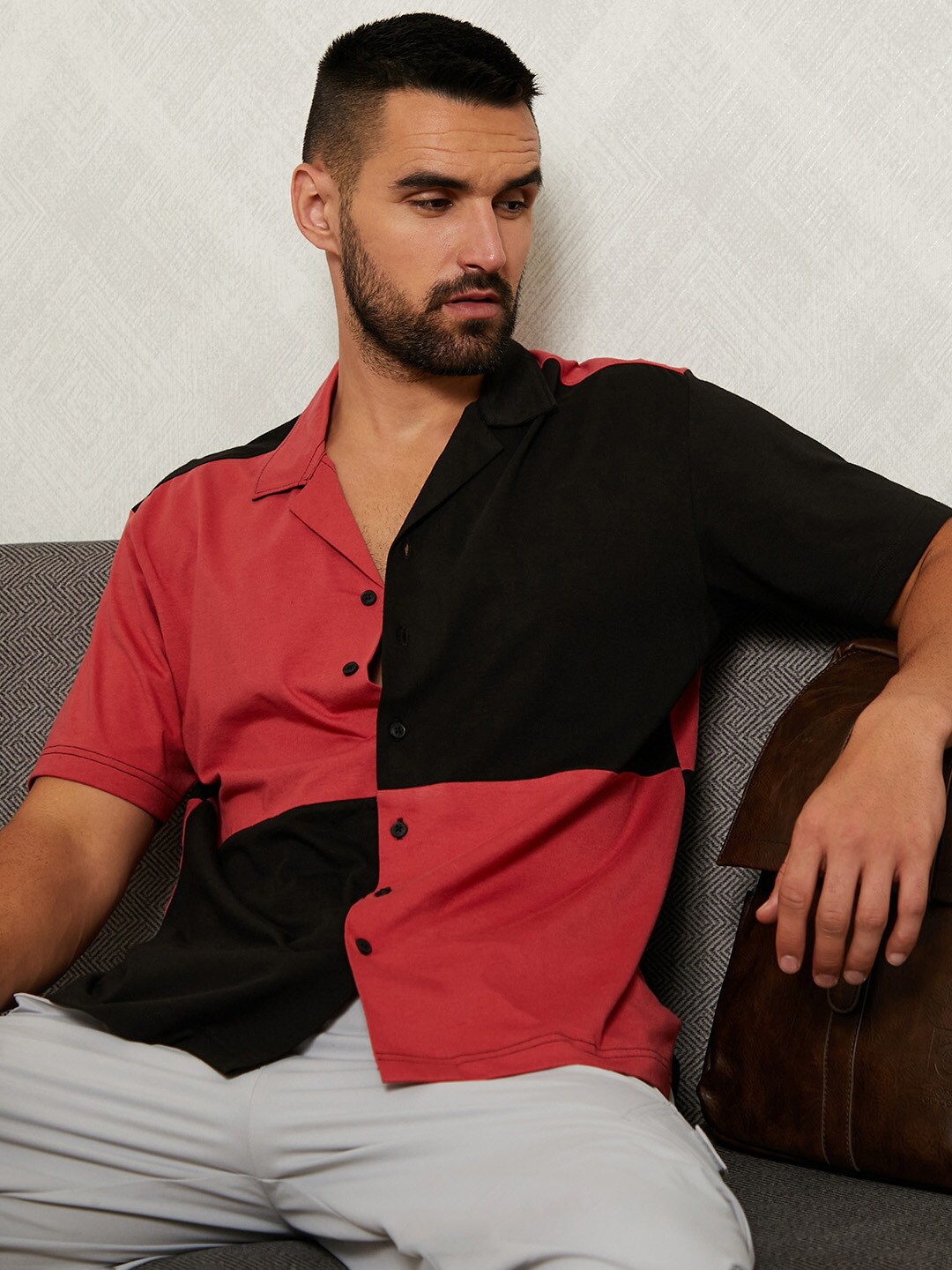 

Campus Sutra Classic Colourblocked Spread Collar Curved Casual Shirt, Black