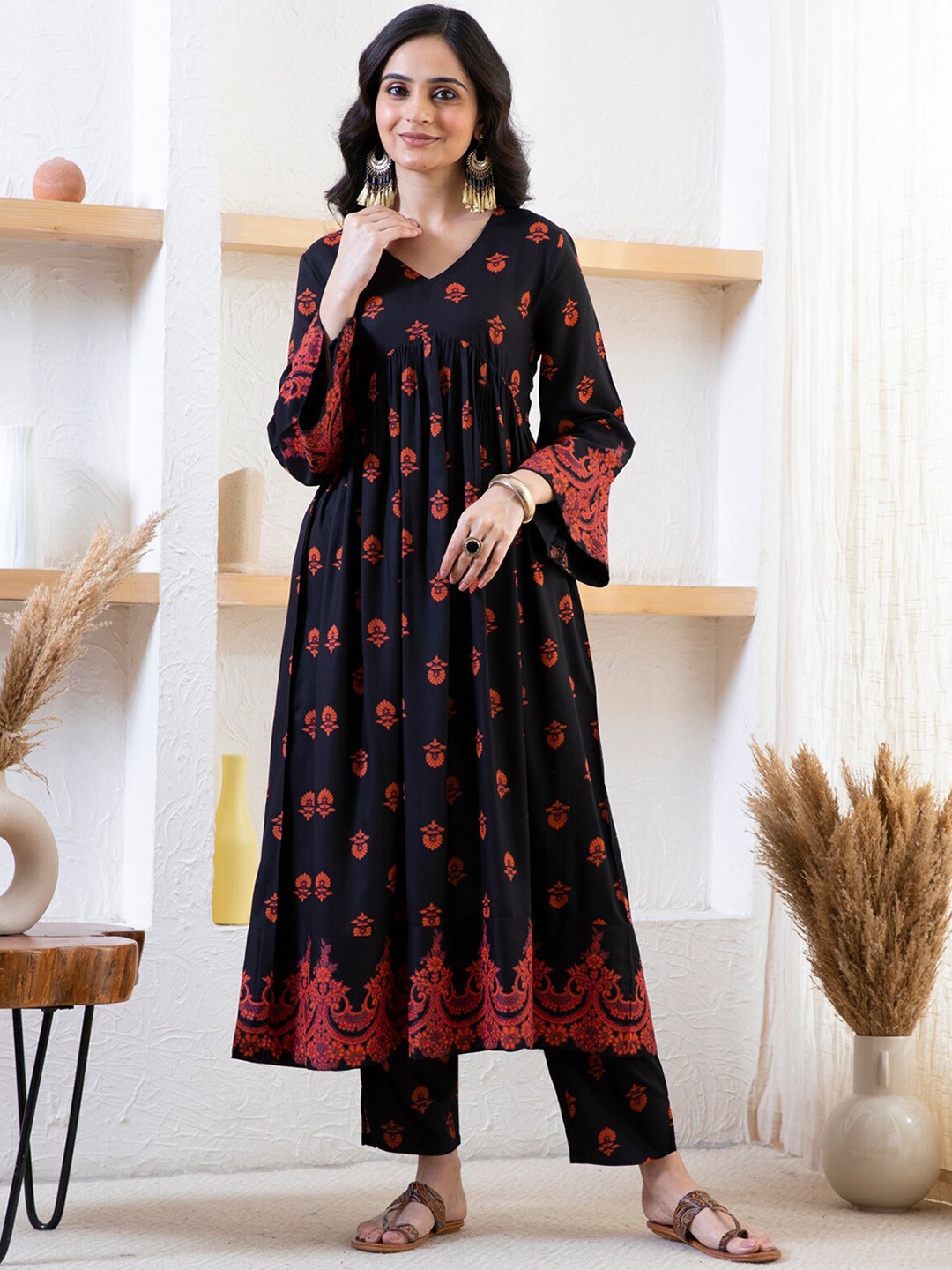 

Rustorange Ethnic Motifs Printed V-Neck Flared Kurta with Trousers, Black