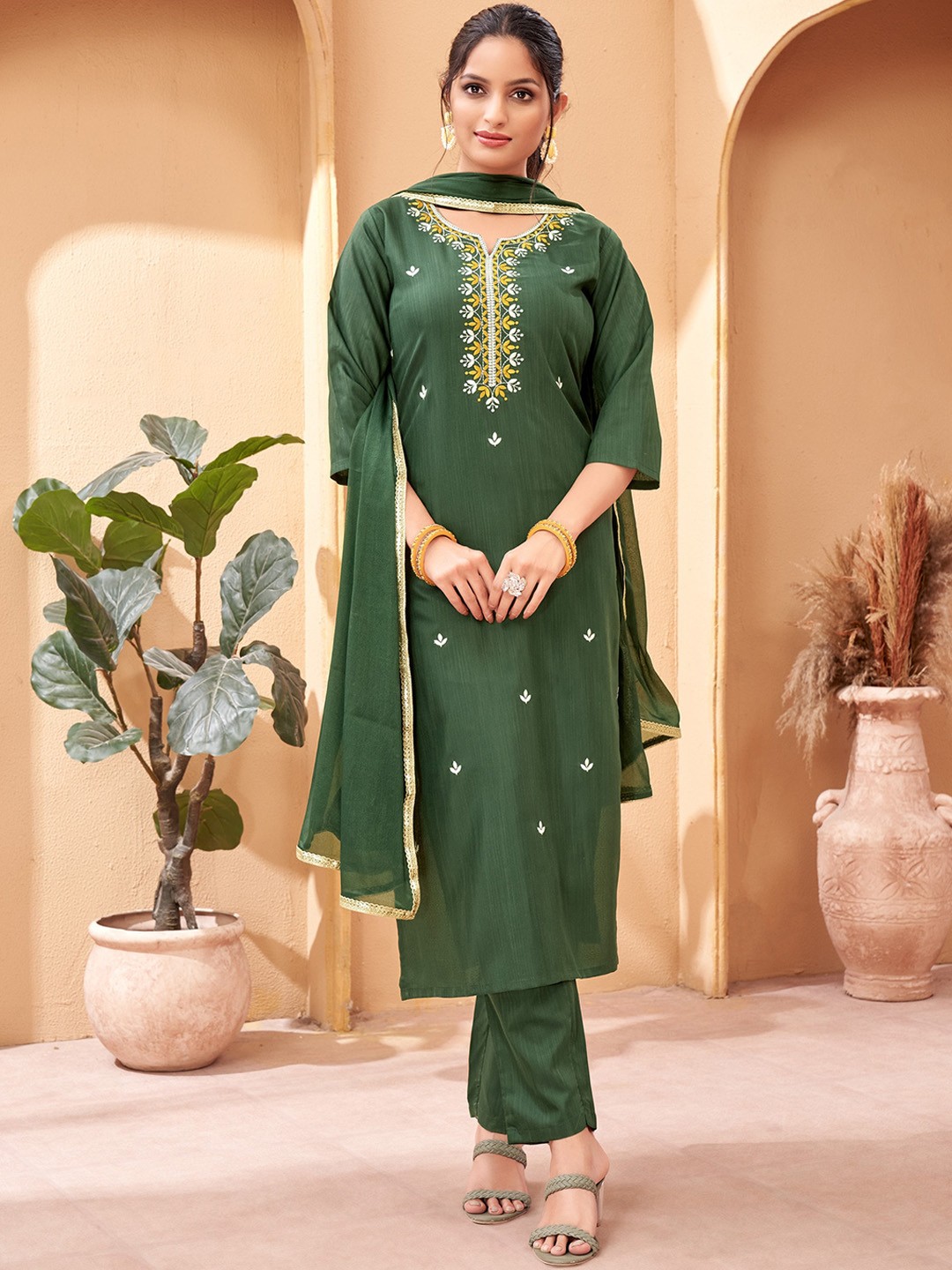 

Growdamy Women Floral Embroidered Regular Kurta with Trousers & With Dupatta, Green